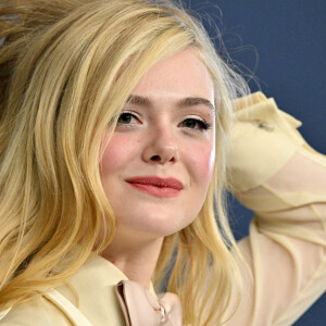 Elle Fanning lors du photocall de la 28ème édition des Screen Actors Guild Awards, ("SAG Awards"), au Barker Hangar à Santa Monica, Los Angeles, Californie, Etats-Unis, le 27 février 2022.