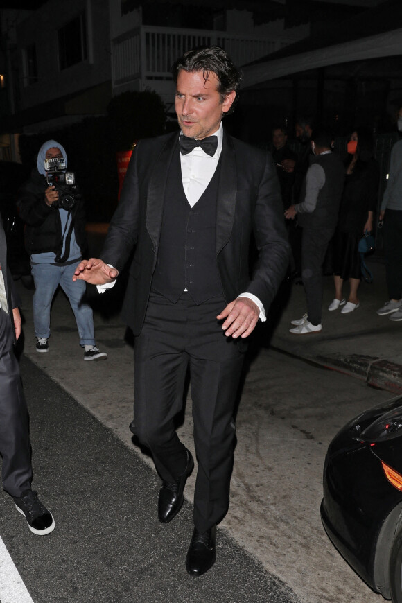 Bradley Cooper quitte l'afterparty des SAG Awards au restaurant Giorgio Baldi à Santa Monica le 27 février 2022.