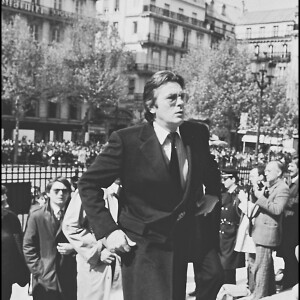 Alain Delon aux obsèques de Dalida en 1987 à Paris