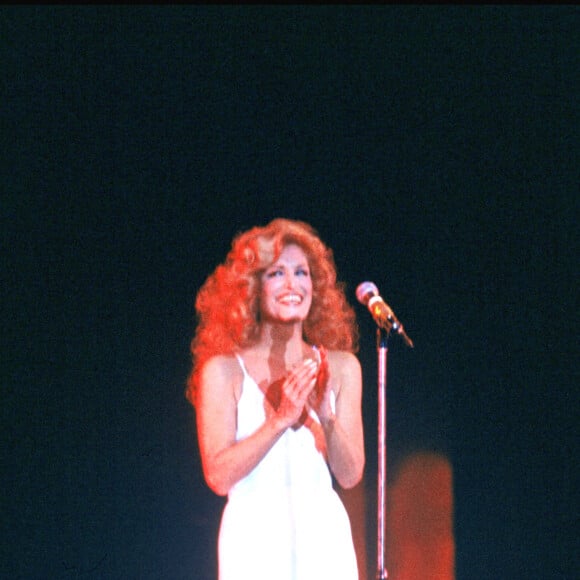 Dalida sur la scène du palais des sports pour la générale de la tournée