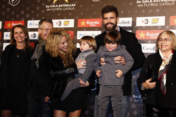 Shakira, son compagnon Gerard Piqué et ses fils Milan et Sasha - Gérard Piqué reçoit un prix lors de la 5ème édition du "Catalan football stars" à Barcelone, Espagne, le 28 novembre 2016.
