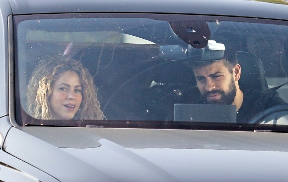 Exclusif - La chanteuse Shakira et son mari le footballeur Gerard Piqué quittent leur domicile à Barcelone le 15 octobre 2017.
