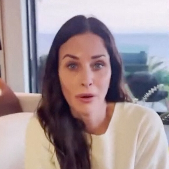 Courteney Cox présente en vidéo le sex-toy que lui a offert G. Paltrow. Los Angeles, le 11 novembre 2021. © JLPPA/Bestimage