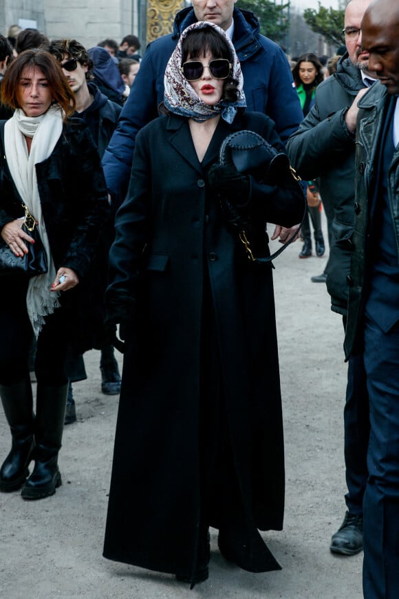 Isabelle Adjani arrive au défilé Dior (collection prêt-à-porter automne-hiver 2022/2023) lors de la Fashion Week de Paris. Le 1er mars 2022. © Veeren-Clovis/Bestimage