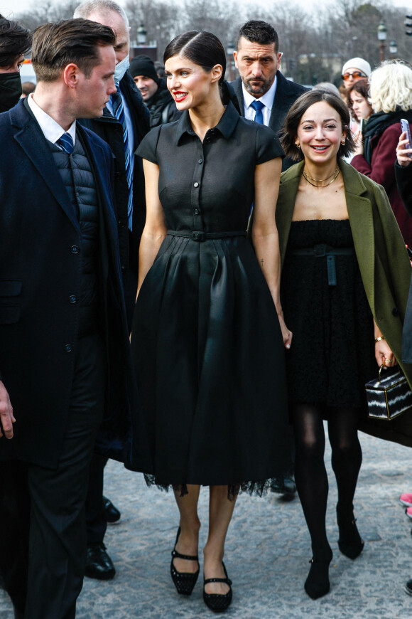 Alexandra Daddario arrive au défilé Dior (collection prêt-à-porter automne-hiver 2022/2023) lors de la Fashion Week de Paris. Le 1er mars 2022. © Veeren-Clovis/Bestimage