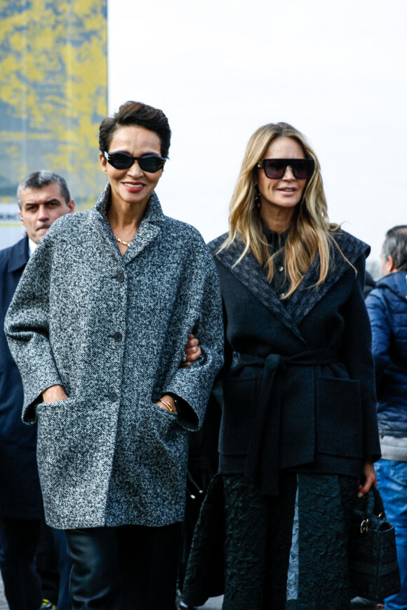 Farida Khelfa et Elle Macpherson arrivent au défilé Dior (collection prêt-à-porter automne-hiver 2022/2023) lors de la Fashion Week de Paris. Le 1er mars 2022. © Veeren-Clovis/Bestimage