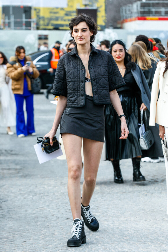 Nine d'Urso (la fille d'Inès de la Fressange) arrive au défilé Dior (collection prêt-à-porter automne-hiver 2022/2023) lors de la Fashion Week de Paris. Le 1er mars 2022. © Veeren-Clovis/Bestimage