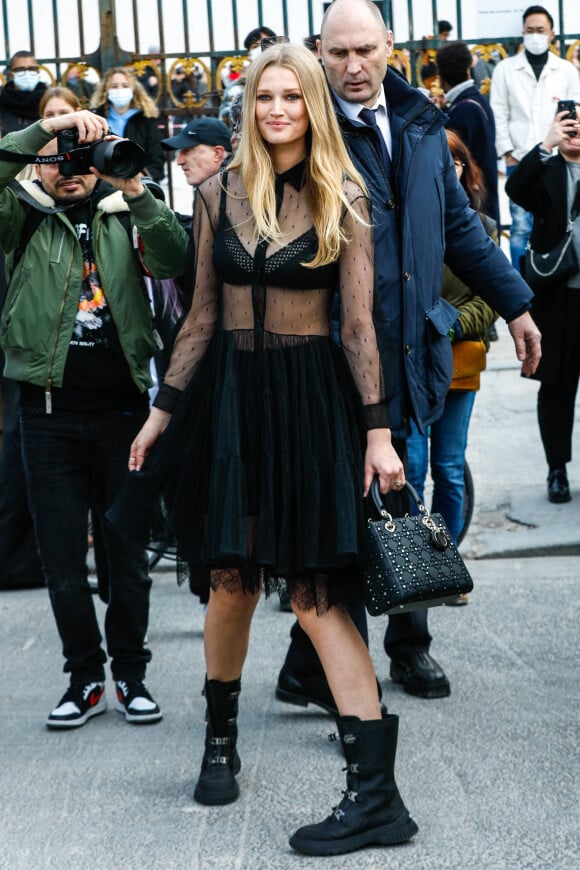 Toni Garrn arrive au défilé Dior (collection prêt-à-porter automne-hiver 2022/2023) lors de la Fashion Week de Paris. Le 1er mars 2022. © Veeren-Clovis/Bestimage