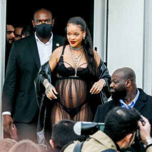 Rihanna, enceinte, a assisté au défilé Dior (collection prêt-à-porter automne-hiver 2022/2023) lors de la Fashion Week de Paris. Le 1er mars 2022. © Veeren-Clovis/Bestimage