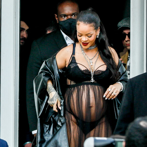 Rihanna, enceinte, a assisté au défilé Dior (collection prêt-à-porter automne-hiver 2022/2023) lors de la Fashion Week de Paris. Le 1er mars 2022. © Veeren-Clovis/Bestimage