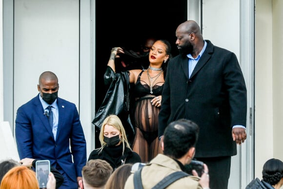 Rihanna, enceinte, a assisté au défilé Dior (collection prêt-à-porter automne-hiver 2022/2023) lors de la Fashion Week de Paris. Le 1er mars 2022. © Veeren-Clovis/Bestimage