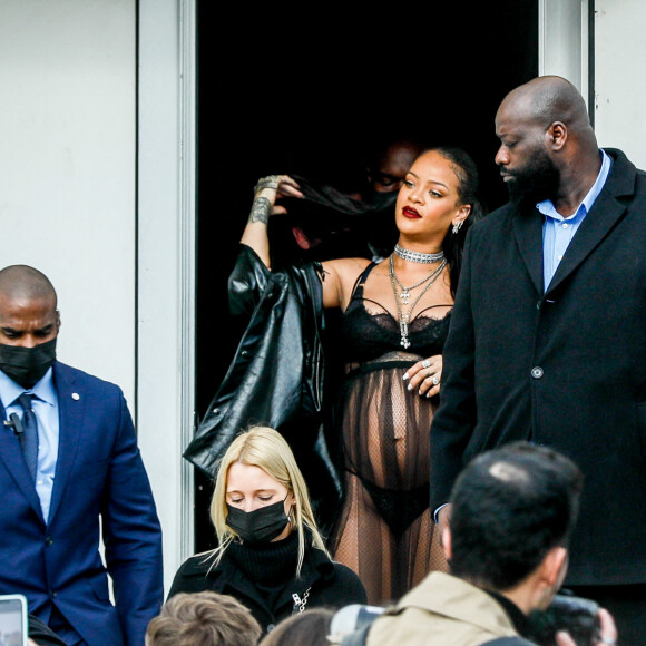 Rihanna, enceinte, a assisté au défilé Dior (collection prêt-à-porter automne-hiver 2022/2023) lors de la Fashion Week de Paris. Le 1er mars 2022. © Veeren-Clovis/Bestimage