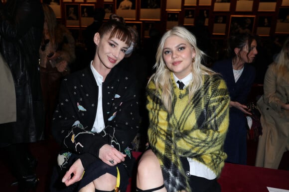 Louise Bourgoin et Louane Emera assistent au défilé de mode automne-hiver 2022/2023 "Christian Dior" lors de la fashion week de Paris. Le 1er mars 2022.