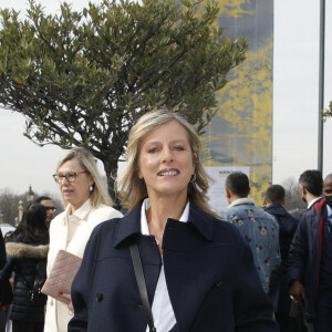 Karin Viard au défilé Christian Dior (collection prêt-à-porter Automne/Hiver 2022/2023) lors de la Fashion Week de Paris, le 1er mars 2022. © Denis Guignebourg/Bestimage