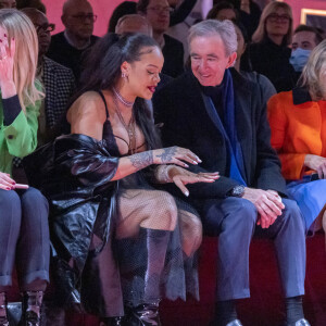 Frédéric Arnault, Xavier Niel et sa compagne Delphine Arnault, Rihanna (enceinte), Bernard Arnault, sa femme Hélène Mercier et Peter Marino assistent au défilé de mode automne-hiver 2022/2023 "Christian Dior" lors de la fashion week de Paris. Le 1er mars 2022 © Olivier Borde / Bestimage