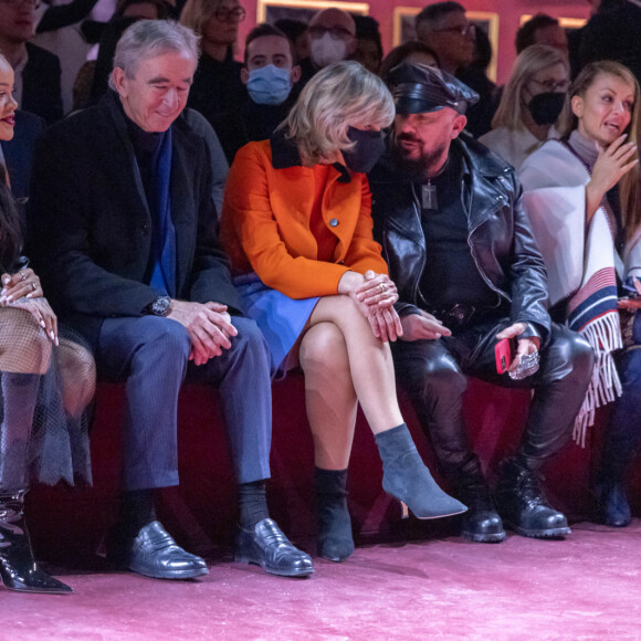 Frédéric Arnault, Xavier Niel et sa compagne Delphine Arnault, Rihanna (enceinte), Bernard Arnault, sa femme Hélène Mercier et Peter Marino assistent au défilé de mode automne-hiver 2022/2023 "Christian Dior" lors de la fashion week de Paris. Le 1er mars 2022 © Olivier Borde / Bestimage