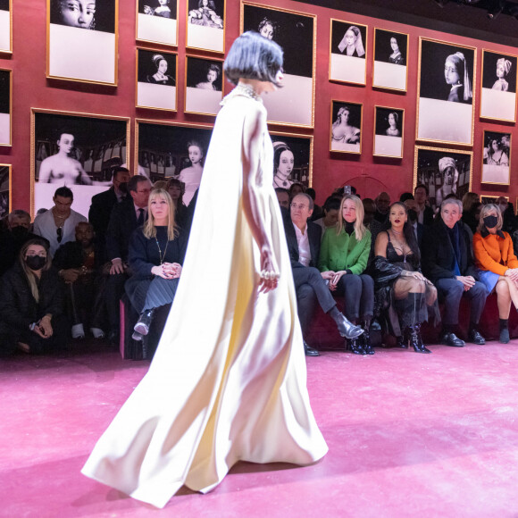 Frédéric Arnault, Xavier Niel et sa compagne Delphine Arnault, Rihanna (enceinte), Bernard Arnault, sa femme Hélène Mercier et Peter Marino assistent au défilé de mode automne-hiver 2022/2023 "Christian Dior" lors de la fashion week de Paris. Le 1er mars 2022 © Olivier Borde / Bestimage