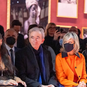 Frédéric Arnault, Xavier Niel et sa compagne Delphine Arnault, Rihanna (enceinte), Bernard Arnault, sa femme Hélène Mercier et Peter Marino assistent au défilé de mode automne-hiver 2022/2023 "Christian Dior" lors de la fashion week de Paris. Le 1er mars 2022 © Olivier Borde / Bestimage