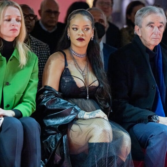 Frédéric Arnault, Xavier Niel et sa compagne Delphine Arnault, Rihanna (enceinte), Bernard Arnault, sa femme Hélène Mercier et Peter Marino assistent au défilé de mode automne-hiver 2022/2023 "Christian Dior" lors de la fashion week de Paris. Le 1er mars 2022 © Olivier Borde / Bestimage