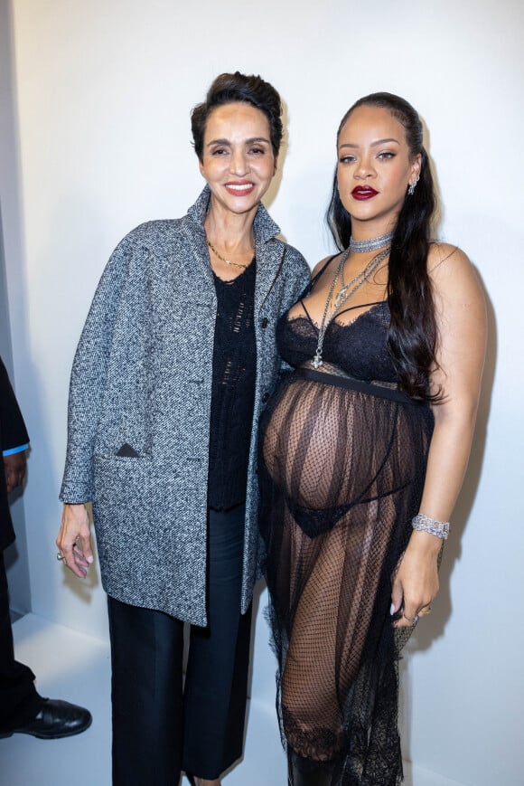 Farida Khelfa et Rihanna, enceinte, dans les coulisses du défilé de mode automne-hiver 2022/2023 "Christian Dior" lors de la fashion week de Paris. Le 1er mars 2022 © Olivier Borde / Bestimage