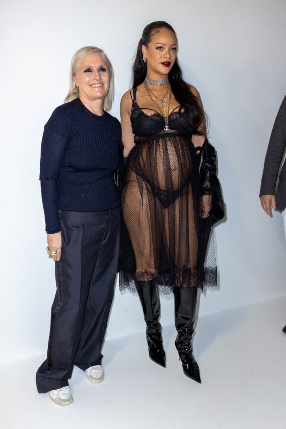 Maria Grazia Chiuri (directrice artistique de Dior) et Rihanna, enceinte, dans les coulisses du défilé de mode automne-hiver 2022/2023 "Christian Dior" lors de la fashion week de Paris. Le 1er mars 2022 © Olivier Borde / Bestimage