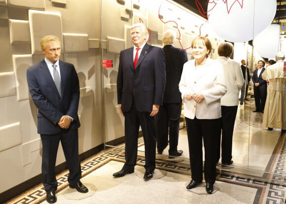 Vladimir Vladimirovitch Poutine ,Donald Trump et Angela Merkel - Personnages de cire au Musée Grévin , Paris le 3 Octobre 2017