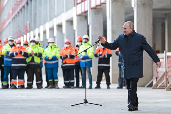 Le président russe Vladimir Poutine visite le chantier de construction du Centre spatial national à Moscou, le 27 février 2022.