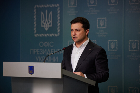 Le président ukrainien Volodymyr Zelensky. © Ukrainian President's Office/Zuma Press/Bestimage  Ukrainian President VOLODYMYR ZELENSKY holds a briefing at the Office of the head of State in Kyiv on February 24. Zelensky announced that he was introducing martial law and urged people to remain calm. 