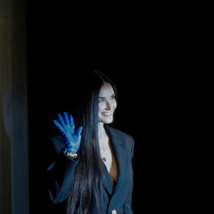 Demi Moore assiste au défilé Saint-Laurent, collection prêt-à-porter automne/hiver 2022/2023 dans le cadre de la Fashion Week de Paris. Le 1er Mars 2022. © Veeren - Clovis /Bestimage