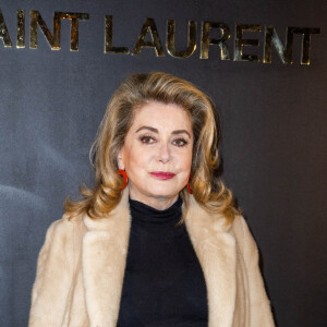 Catherine Deneuve assiste au défilé Saint-Laurent, collection prêt-à-porter automne/hiver 2022/2023 dans le cadre de la Fashion Week de Paris. Le 1er Mars 2022. © Olivier Borde /Bestimage