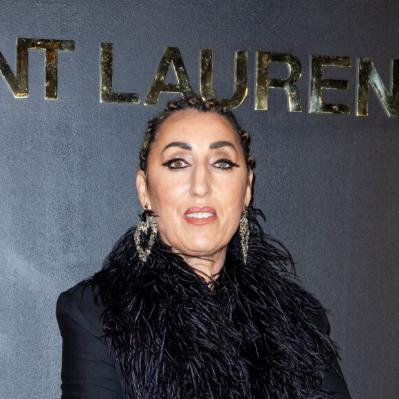 Rossy de Palma assiste au défilé Saint-Laurent Prêt-à-porter Automne/Hiver 2022/2023 dans le cadre de la Fashion Week de Paris. Le 1er Mars 2022. © Olivier Borde /Bestimage