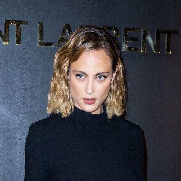 Nora Arnezeder assiste au défilé Saint-Laurent Prêt-à-porter Automne/Hiver 2022/2023 dans le cadre de la Fashion Week de Paris. Le 1er Mars 2022. © Olivier Borde /Bestimage