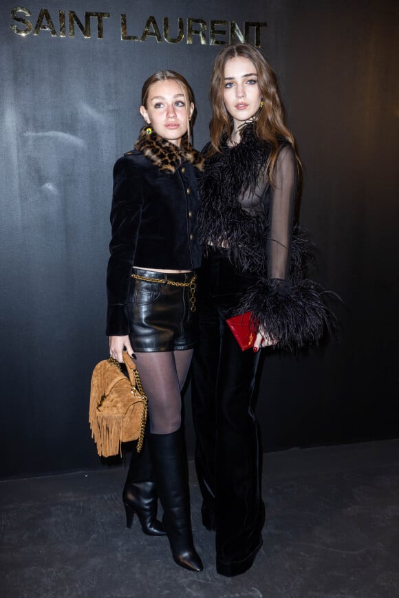 Talia Ryder (à droite) et sa soeur Mimi assistent au défilé Saint-Laurent Prêt-à-porter Automne/Hiver 2022/2023 dans le cadre de la Fashion Week de Paris. Le 1er Mars 2022. © Olivier Borde /Bestimage