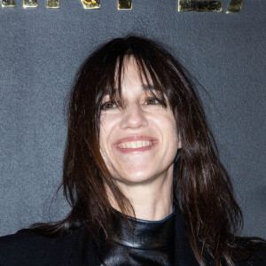 Charlotte Gainsbourg assiste au défilé Saint-Laurent Prêt-à-porter Automne/Hiver 2022/2023 dans le cadre de la Fashion Week de Paris. Le 1er Mars 2022. © Olivier Borde /Bestimage