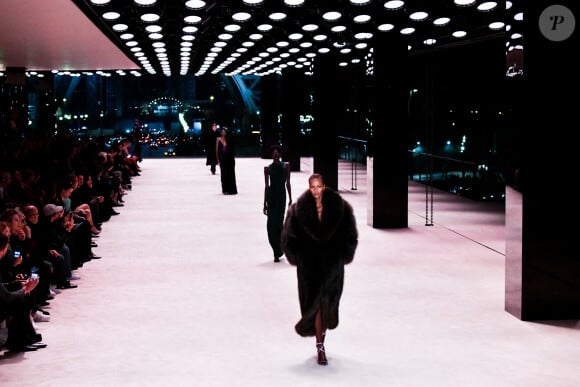 Défilé Saint-Laurent Prêt-à-porter Automne/Hiver 2022/2023 dans le cadre de la Fashion Week de Paris, France, le 1er Mars 2022.