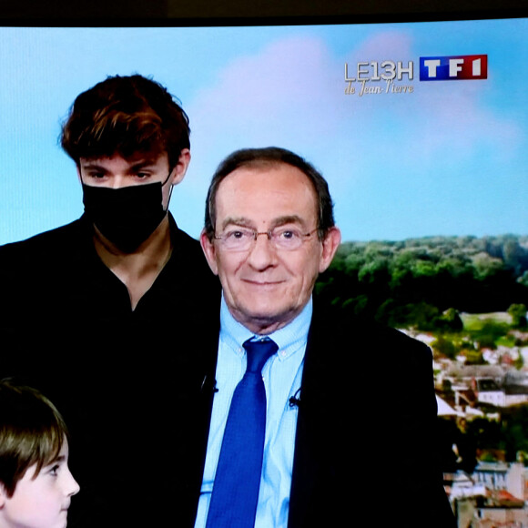 Sa famille, sa femme Nathalie Marquay, leur fils Tom Pernaut, Lou Pernaut et son petit Fils Léo - Dernier JT de Jean-Pierre Pernaut sur TF1 aprés 33 ans de présentation. Paris, le 18 Décembre 2020. © Dominique Jacovides / Bestimage