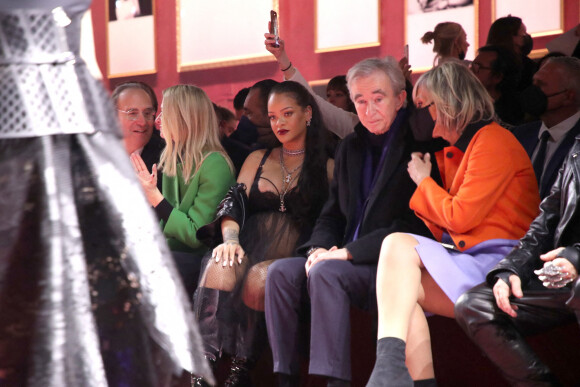 Delphine Arnault, Rihanna, Antoine Arnault et Hélène Mercier-Arnault assistent au défilé Christian Dior, collection Prêt-à-porter Automne/Hiver 2022/2023, au Jardin des Tuileries. Paris, le 1er mars 2022. © Borde-Rindoff/Bestimage