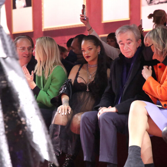 Delphine Arnault, Rihanna, Antoine Arnault et Hélène Mercier-Arnault assistent au défilé Christian Dior, collection Prêt-à-porter Automne/Hiver 2022/2023, au Jardin des Tuileries. Paris, le 1er mars 2022. © Borde-Rindoff/Bestimage