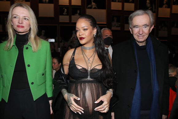 Delphine Arnault, Rihanna (enceinte) et Bernard Arnault assistent au défilé Christian Dior, collection Prêt-à-porter Automne/Hiver 2022/2023, au Jardin des Tuileries. Paris, le 1er mars 2022. © Borde-Rindoff/Bestimage