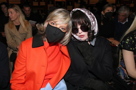 Hélène Arnault et Isabelle Adjani assistent au défilé Christian Dior, collection Prêt-à-porter Automne/Hiver 2022/2023, au Jardin des Tuileries. Paris, le 1er mars 2022. © Borde-Rindoff/Bestimage