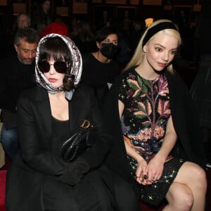 Isabelle Adjani et Anya Taylor-Joy assistent au défilé Christian Dior, collection Prêt-à-porter Automne/Hiver 2022/2023, au Jardin des Tuileries. © Borde-Rindoff/Bestimage