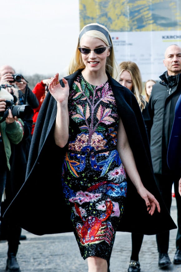 Anya Taylor-Joy arrive au défilé Dior (collection prêt-à-porter automne-hiver 2022/2023) lors de la Fashion Week de Paris. Le 1er mars 2022. © Veeren-Clovis/Bestimage