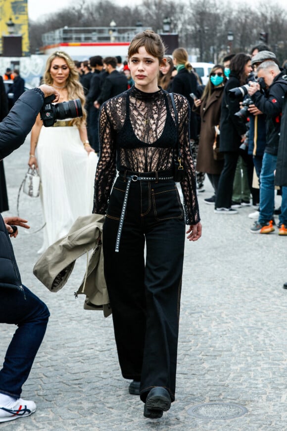 Mathilde Warnier arrive au défilé Dior (collection prêt-à-porter automne-hiver 2022/2023) lors de la Fashion Week de Paris. Le 1er mars 2022. © Veeren-Clovis/Bestimage
