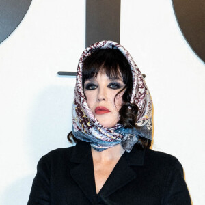 Isabelle Adjani assiste au défilé de mode Christian Dior (collection prêt-à-porter automne-hiver 2022/202) lors de la Fashion Week de Paris. Le 1er mars 2022 © Olivier Borde / Bestimage