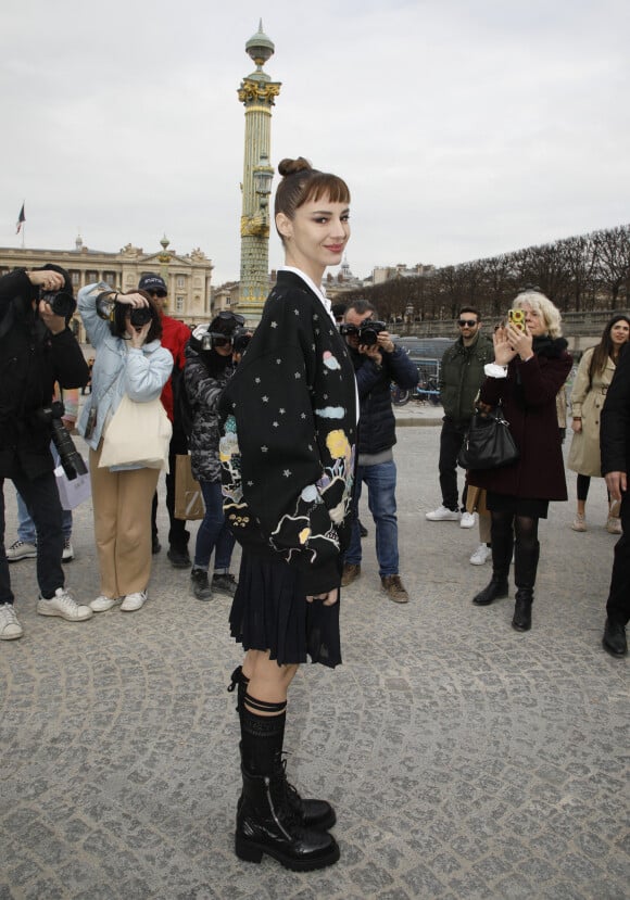 Louise Bourgoin assiste au défilé Christian Dior (collection prêt-à-porter Automne/Hiver 2022/2023) lors de la Fashion Week de Paris, le 1er mars 2022. © Denis Guignebourg/Bestimage