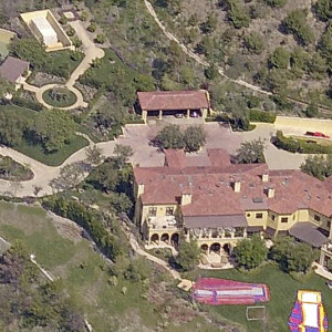 Drake aurait acheté la maison de Robbie Williams à Beverly Hills pour près de 70 millions de dollars.