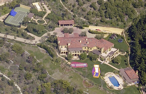 Drake aurait acheté la maison de Robbie Williams à Beverly Hills pour près de 70 millions de dollars.