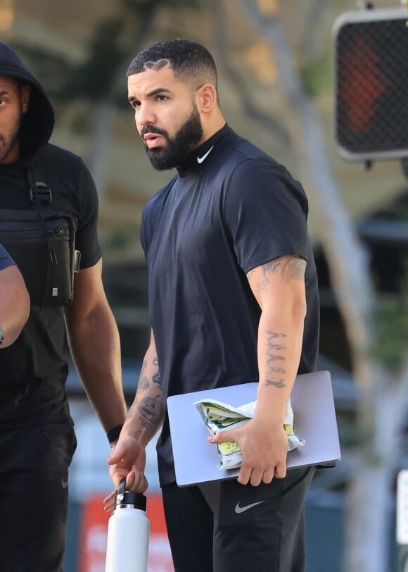 Drake réceptionne un colis à l'extérieur d'un studio à West Hollywood