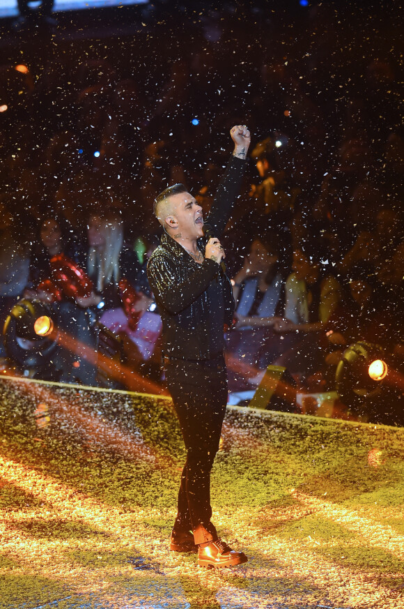 Robbie Williams sur le plateau de la finale de "X-Factor" à Milan, le 12 décembre 2019. 