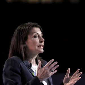 La maire de Paris et candidate socialiste à l'élection présidentielle Anne Hidalgo prononce un discours lors du débat "Le grand oral de la santé et de la protection sociale" organisé par la Fédération nationale de la mutualité française (FNMF), au palais Brogniart, à Paris, France, le 1er mars 2022. © Stéphane Lemouton/Bestimage 